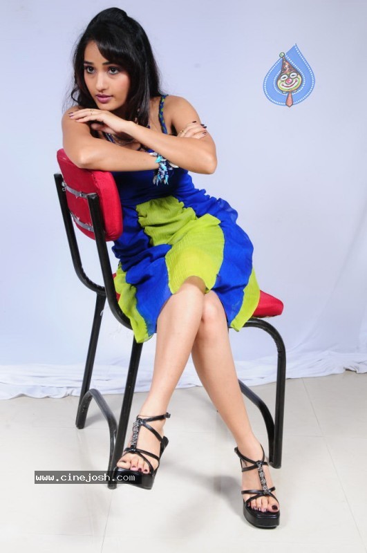 Madhavi Latha Stills - 172 / 210 photos