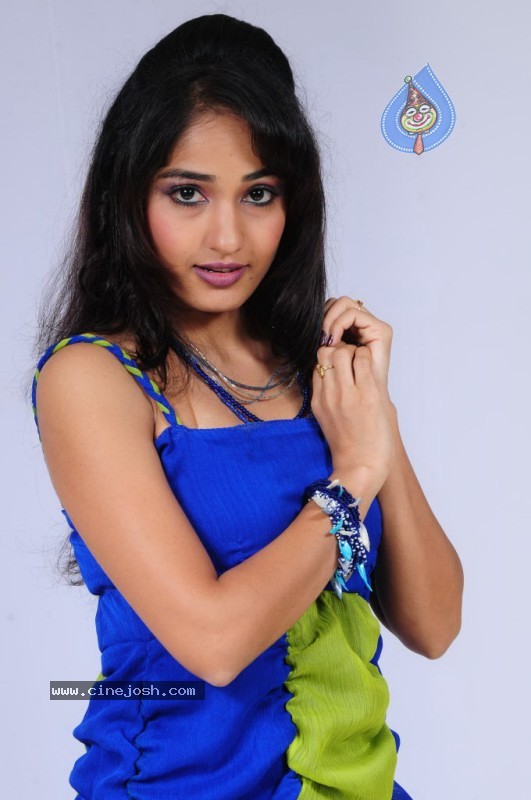 Madhavi Latha Stills - 203 / 210 photos