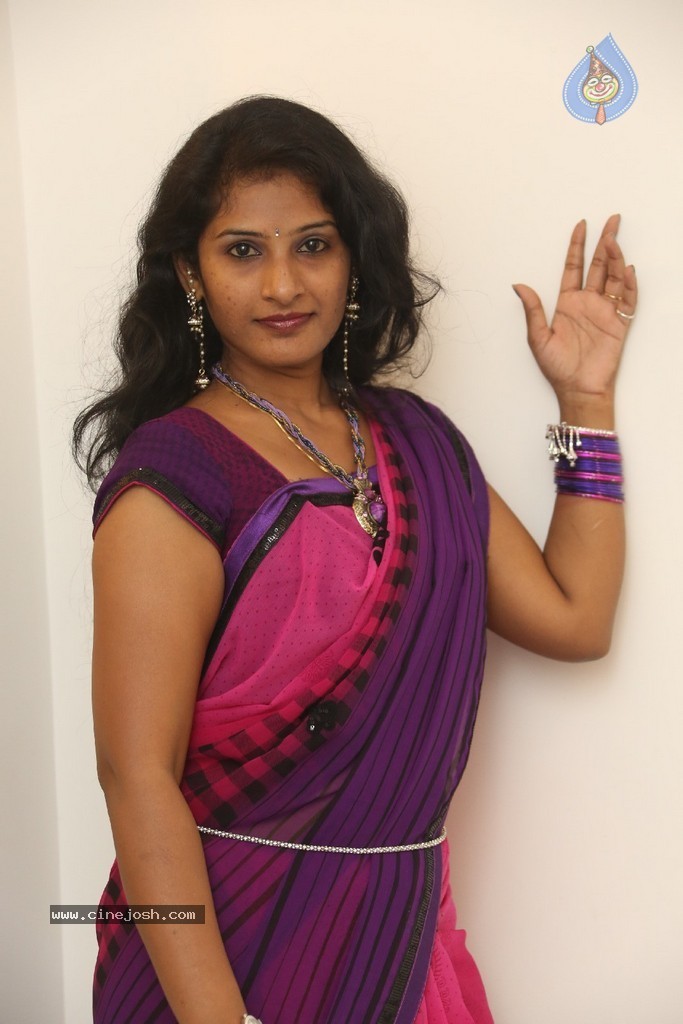 Madhavi Stills - 32 / 71 photos