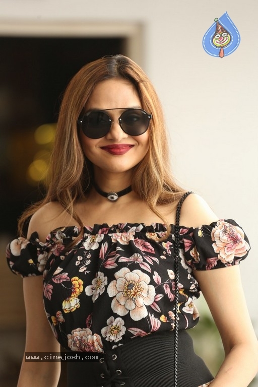 Madhoo New Photos - 2 / 14 photos