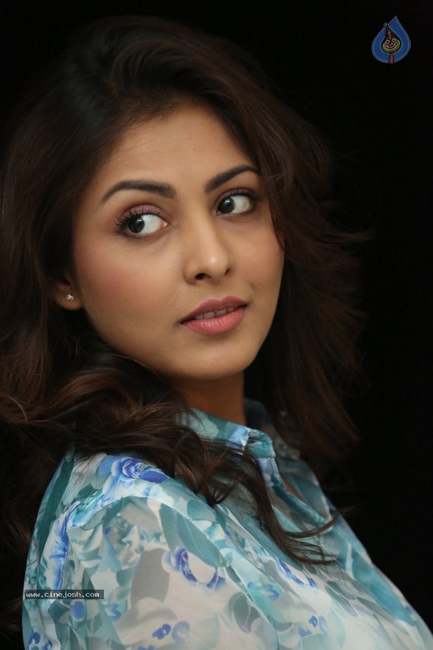 Madhu Shalini Gallery - 41 / 115 photos