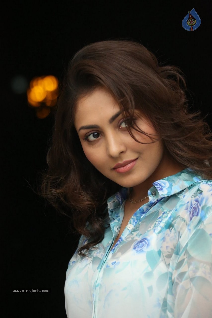 Madhu Shalini Gallery - 51 / 115 photos