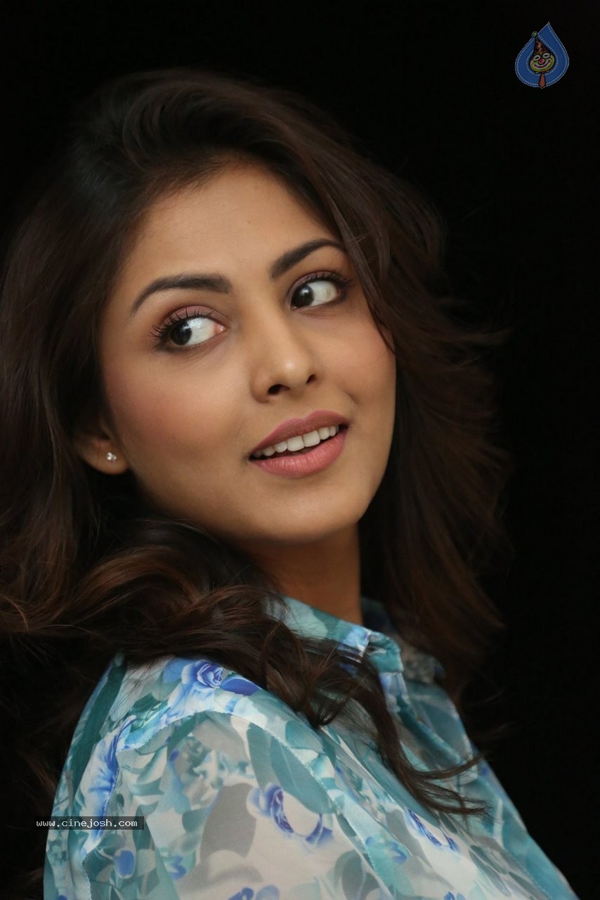 Madhu Shalini Gallery - 64 / 115 photos