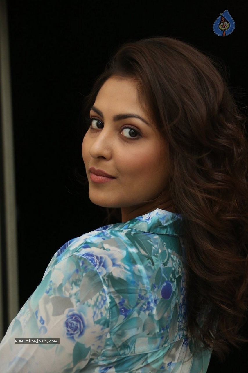 Madhu Shalini Gallery - 67 / 115 photos