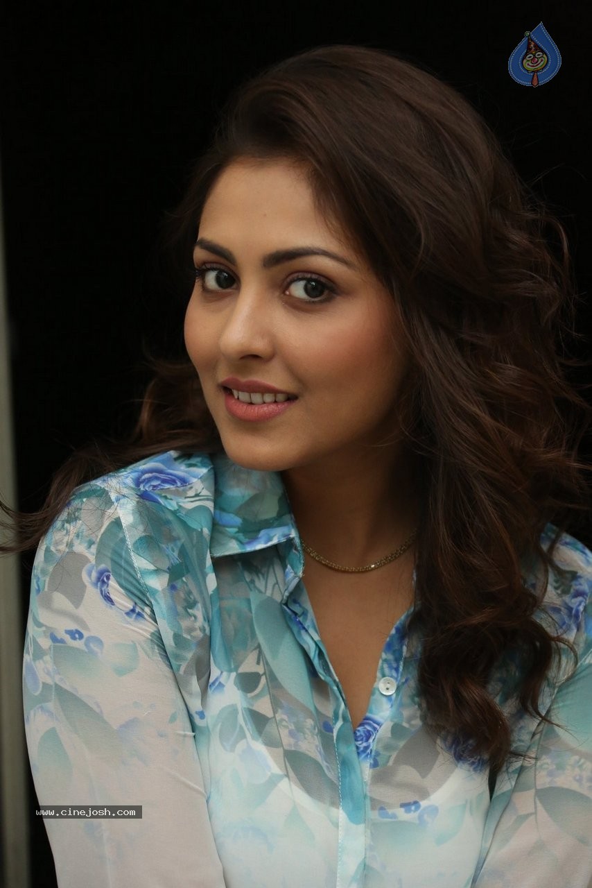 Madhu Shalini Gallery - 86 / 115 photos