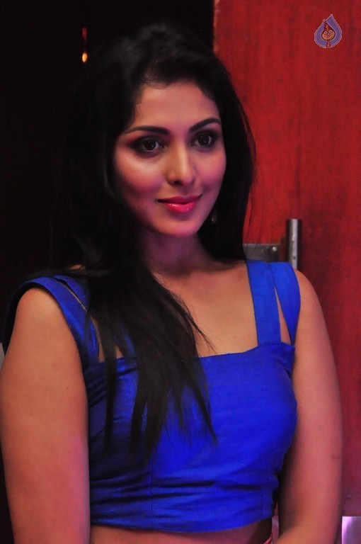 Madhu Shalini Images - 6 / 24 photos