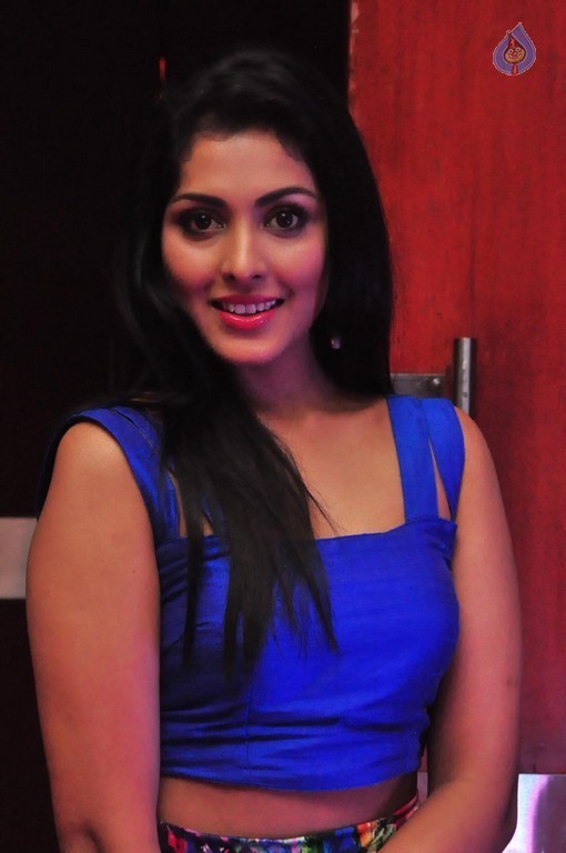 Madhu Shalini Images - 8 / 24 photos