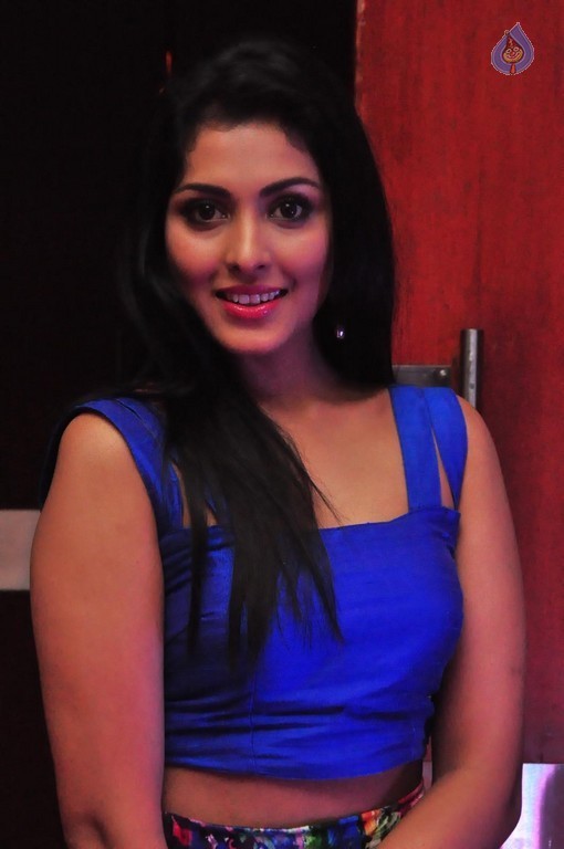 Madhu Shalini Images - 9 / 24 photos