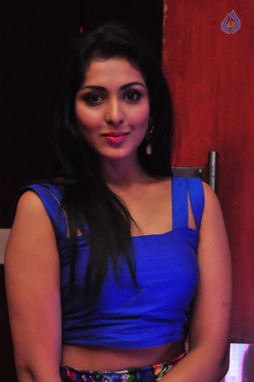 Madhu Shalini Images - 13 / 24 photos