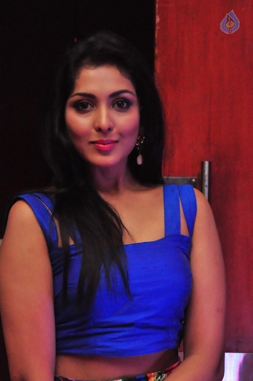 Madhu Shalini Images - 16 / 24 photos