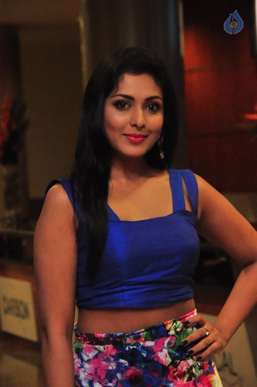 Madhu Shalini Images - 20 / 24 photos