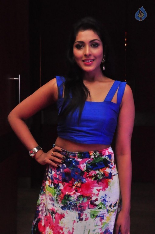 Madhu Shalini Images - 22 / 24 photos