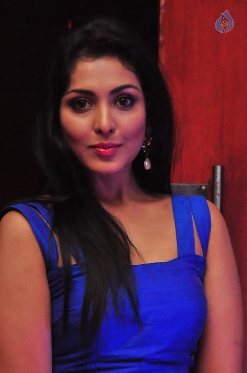 Madhu Shalini Images - 23 / 24 photos