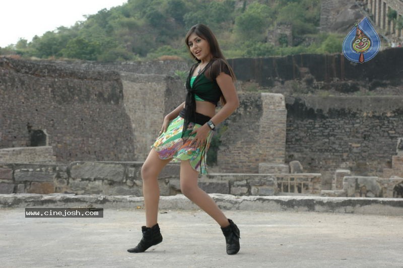 Madhu Shalini New Stills  - 71 / 84 photos