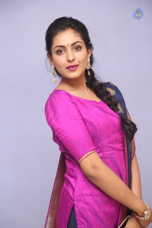 Madhu Shalini Photos - 38 / 42 photos