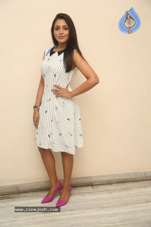 Madhu Shalini Photos - 8 / 26 photos