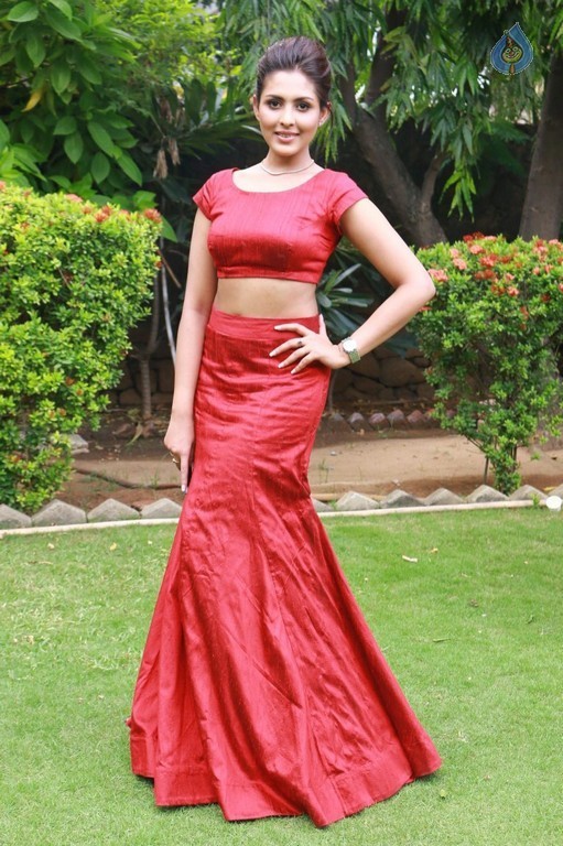 Madhu Shalini Photos - 14 / 21 photos