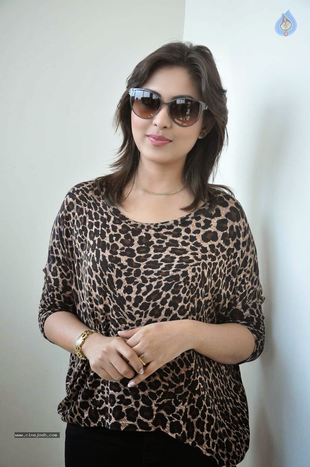 Madhu Shalini Stills - 18 / 96 photos