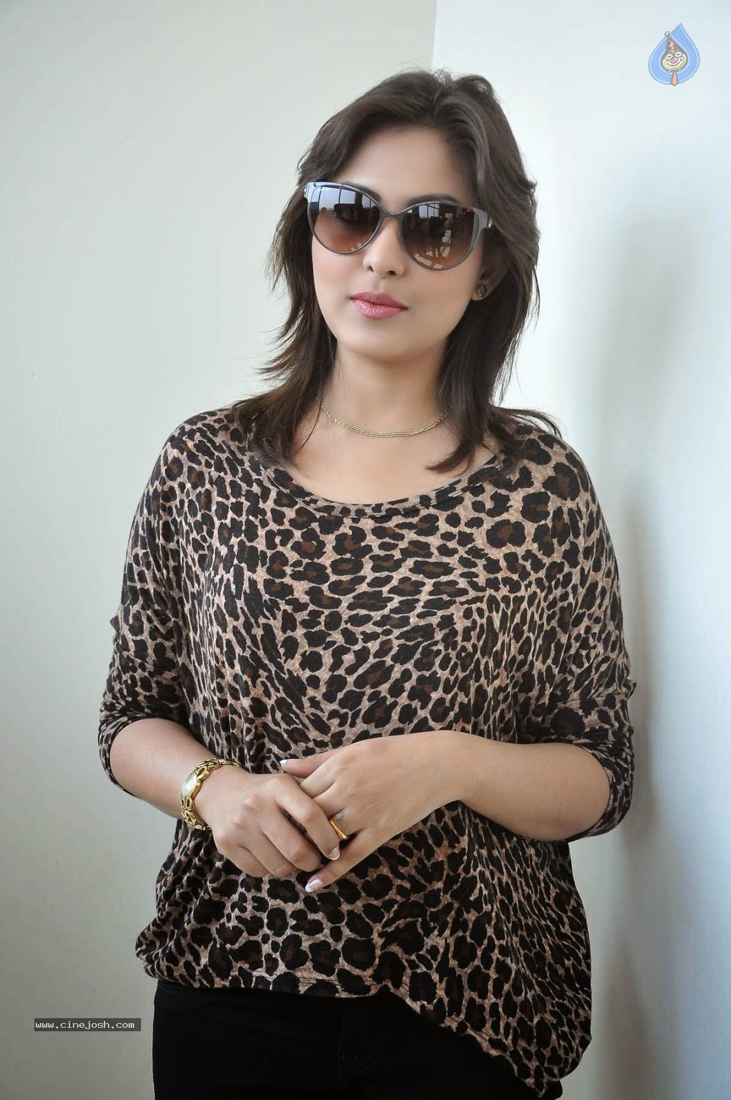 Madhu Shalini Stills - 22 / 96 photos