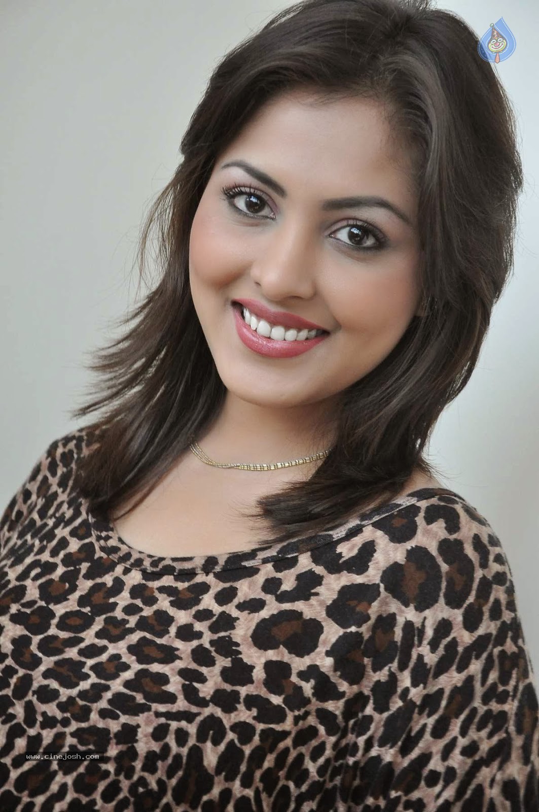 Madhu Shalini Stills - 54 / 96 photos