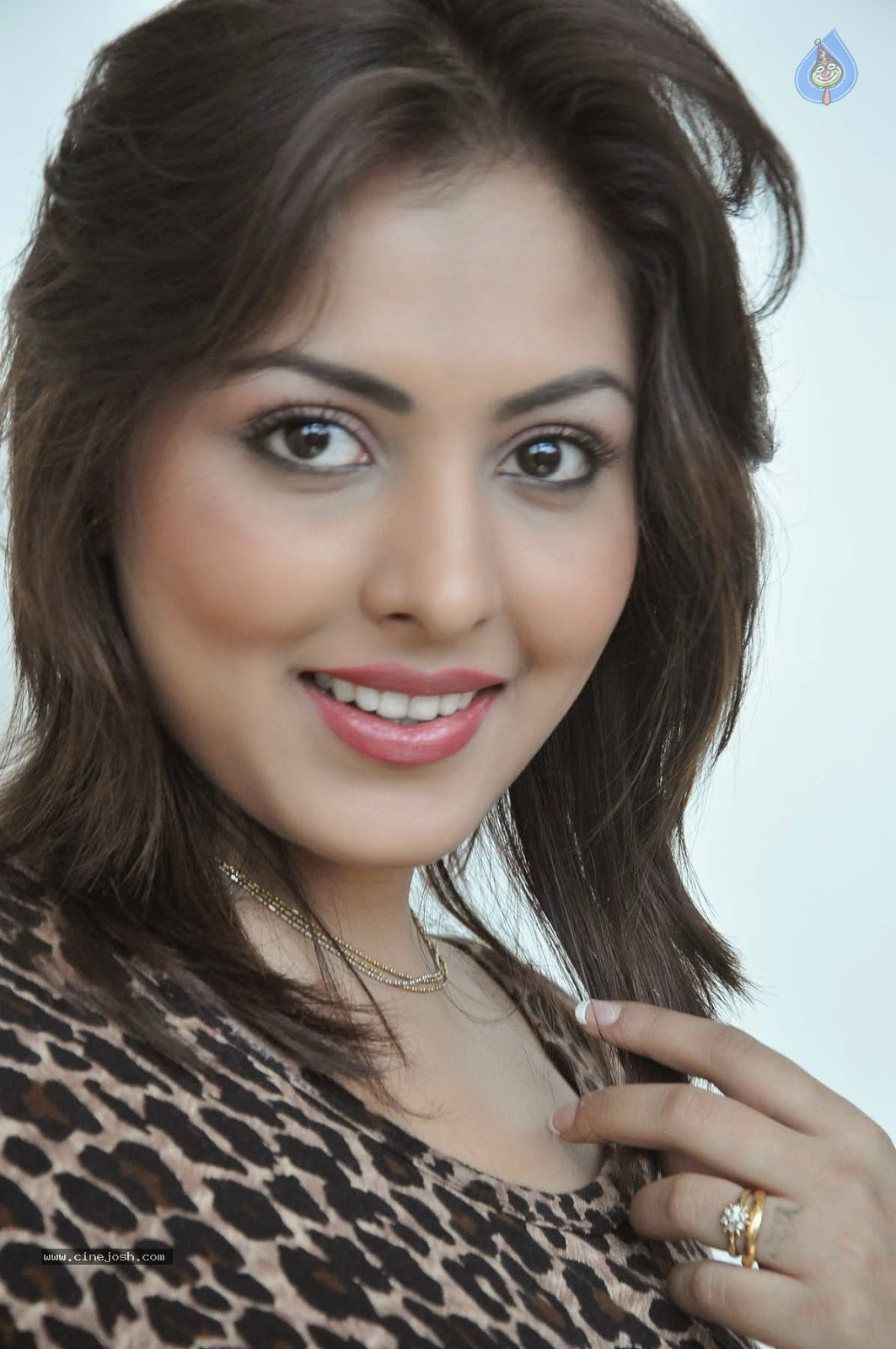 Madhu Shalini Stills - 77 / 96 photos