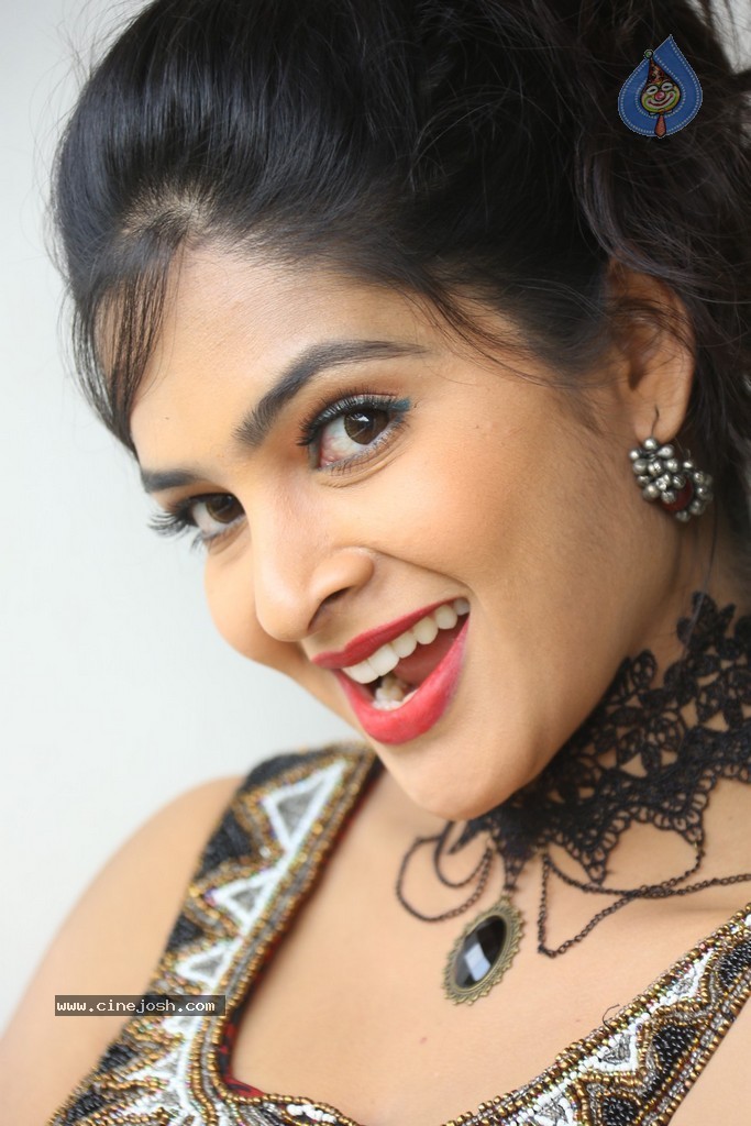 Madhumitha Hot Gallery - 4 / 117 photos