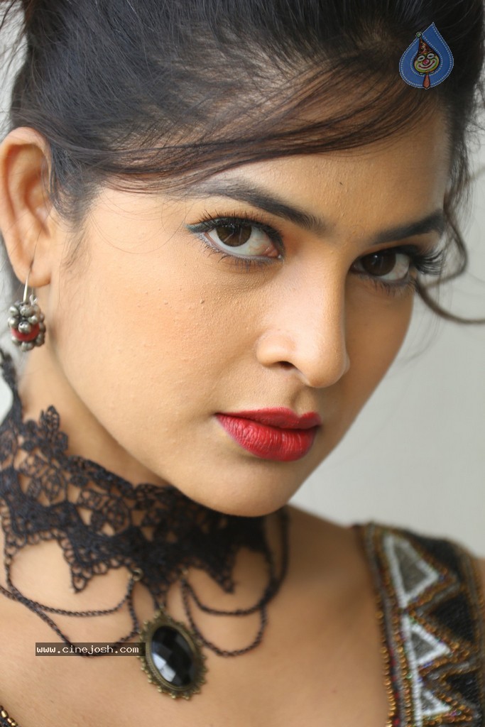 Madhumitha Hot Gallery - 6 / 117 photos