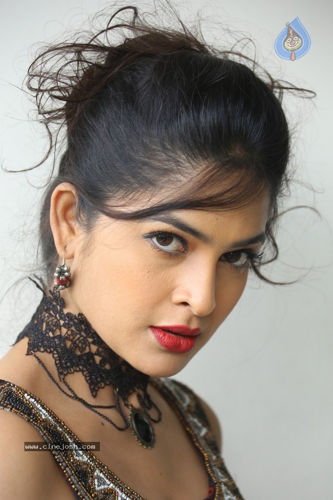 Madhumitha Hot Gallery - 7 / 117 photos