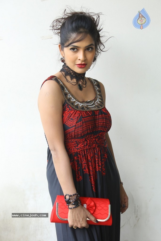 Madhumitha Hot Gallery - 16 / 117 photos