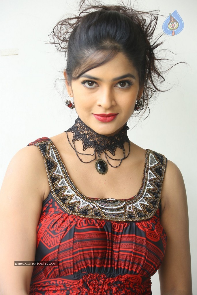 Madhumitha Hot Gallery - 17 / 117 photos