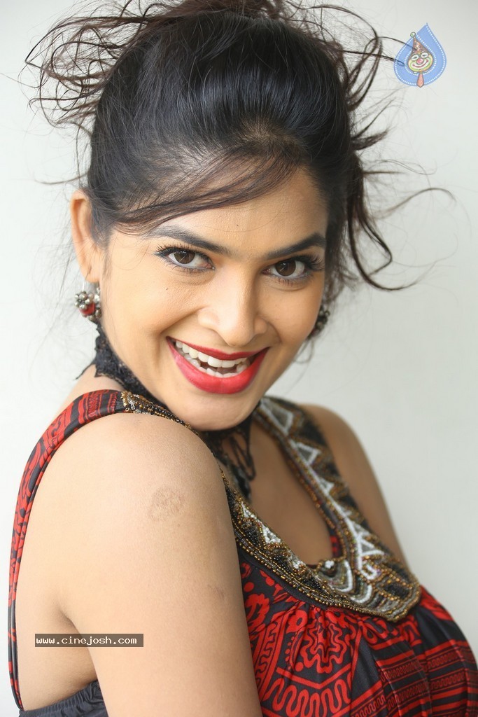 Madhumitha Hot Gallery - 21 / 117 photos