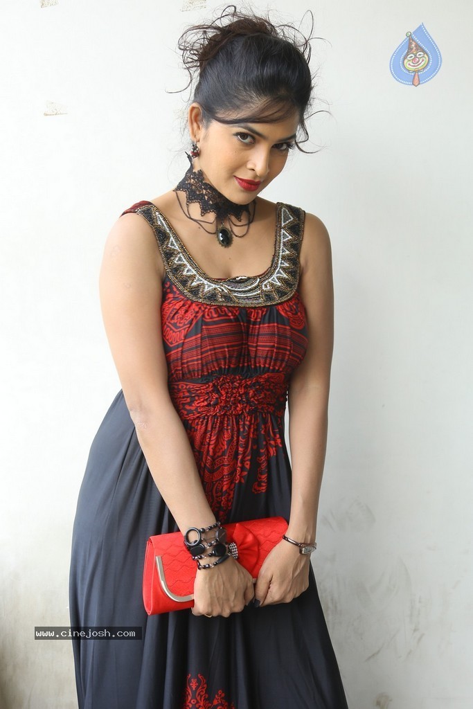 Madhumitha Hot Gallery - 22 / 117 photos