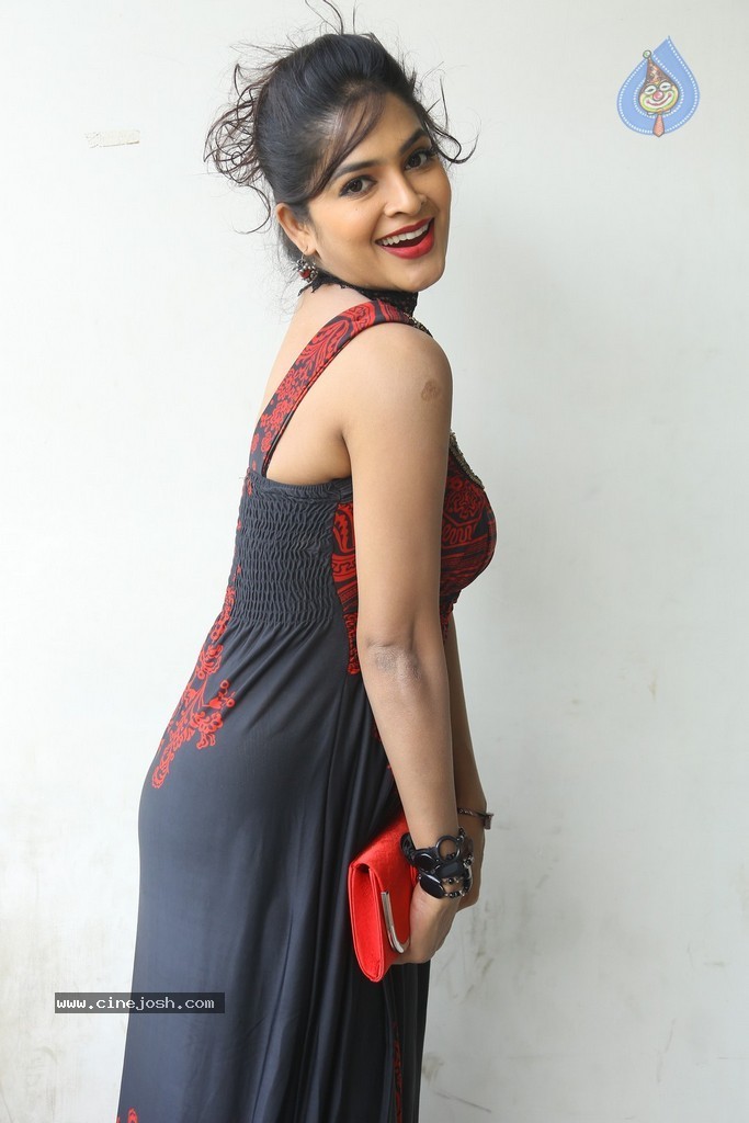 Madhumitha Hot Gallery - 25 / 117 photos