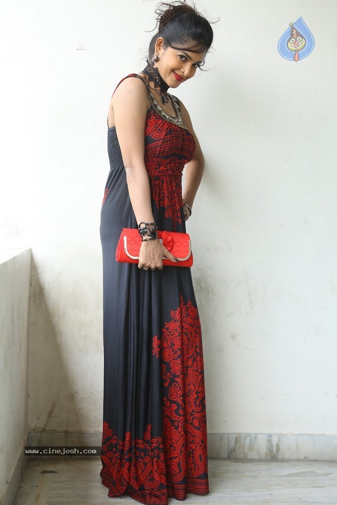 Madhumitha Hot Gallery - 33 / 117 photos