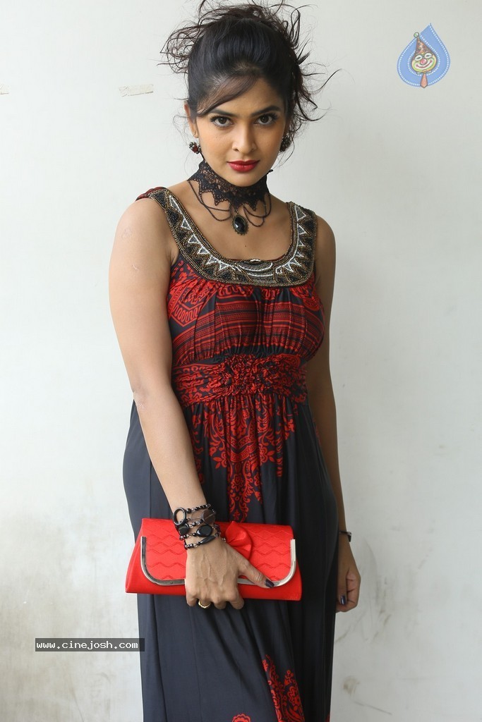 Madhumitha Hot Gallery - 35 / 117 photos