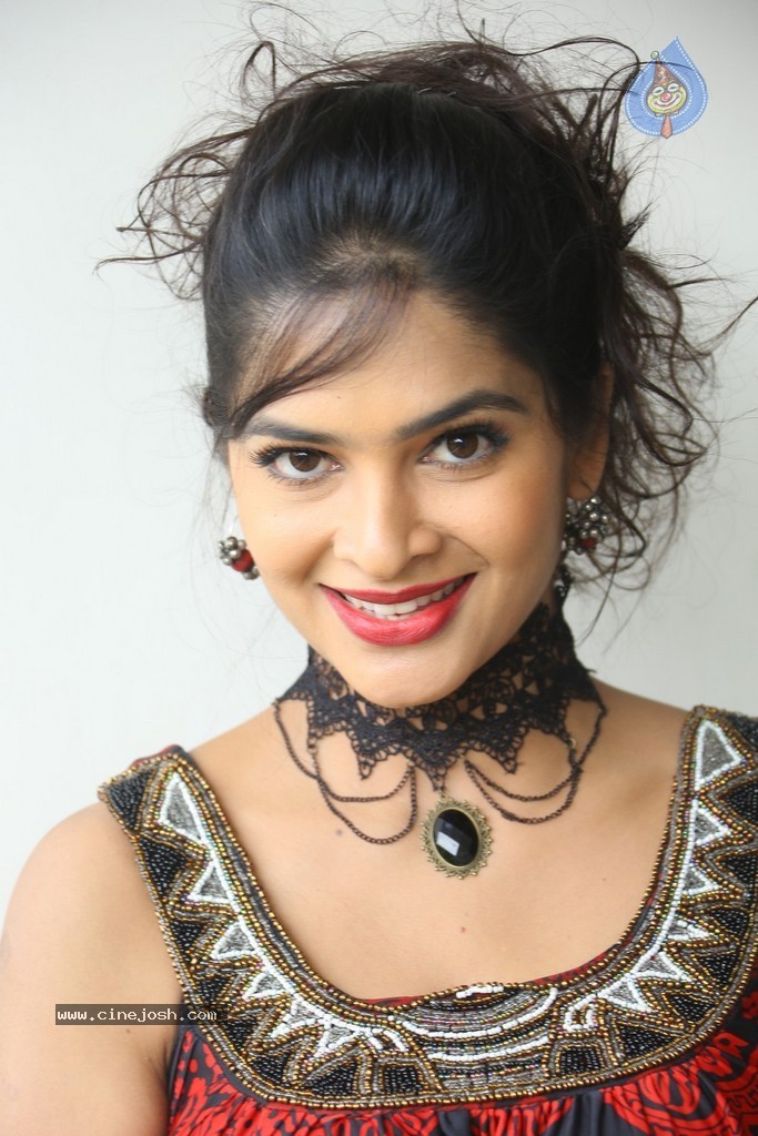 Madhumitha Hot Gallery - 41 / 117 photos