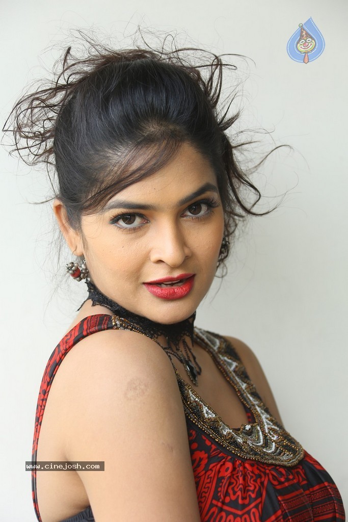 Madhumitha Hot Gallery - 44 / 117 photos