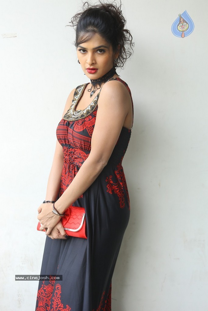 Madhumitha Hot Gallery - 46 / 117 photos