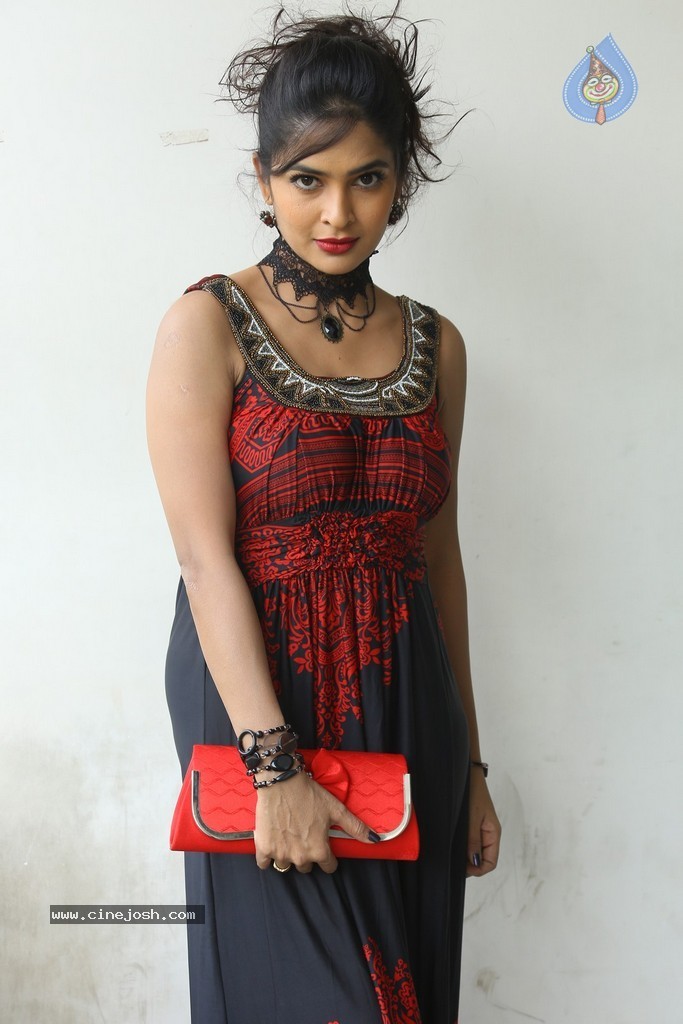 Madhumitha Hot Gallery - 47 / 117 photos