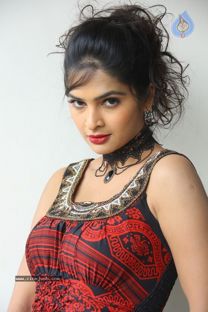 Madhumitha Hot Gallery - 48 / 117 photos