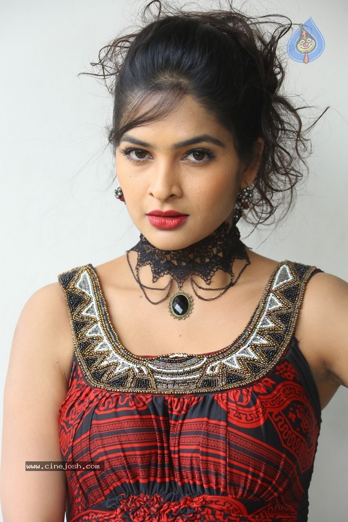 Madhumitha Hot Gallery - 59 / 117 photos