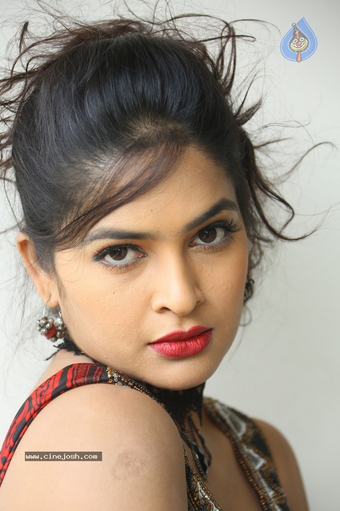 Madhumitha Hot Gallery - 60 / 117 photos