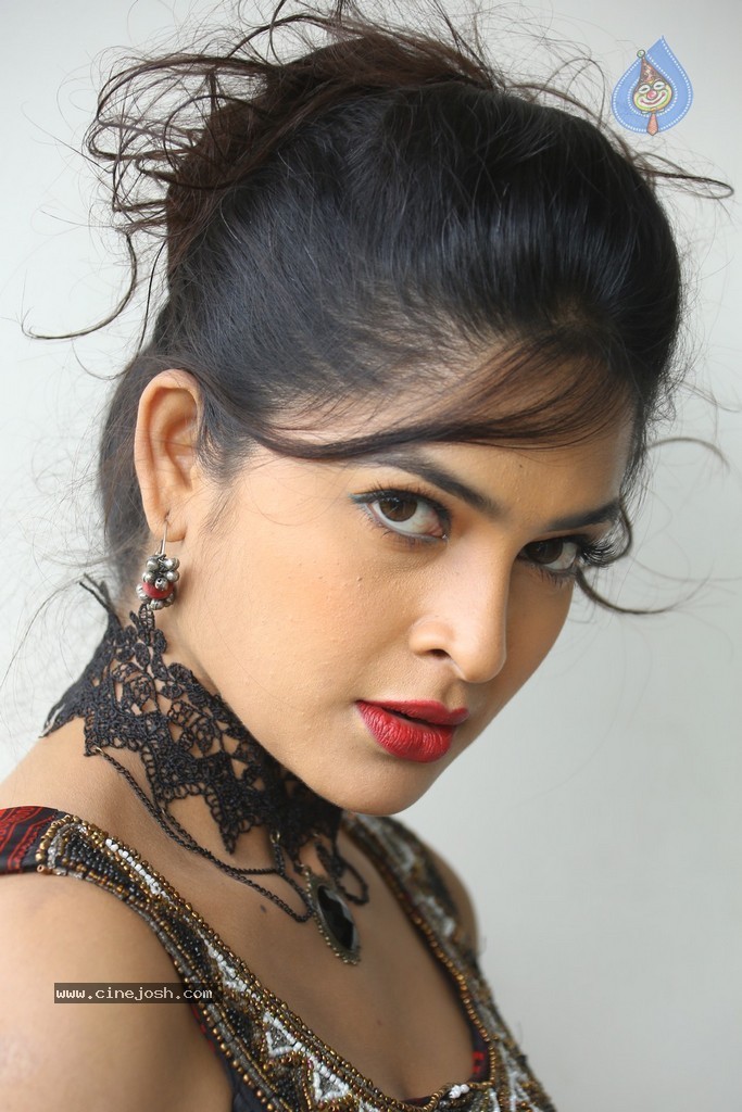 Madhumitha Hot Gallery - 70 / 117 photos