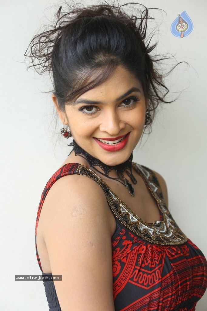 Madhumitha Hot Gallery - 101 / 117 photos