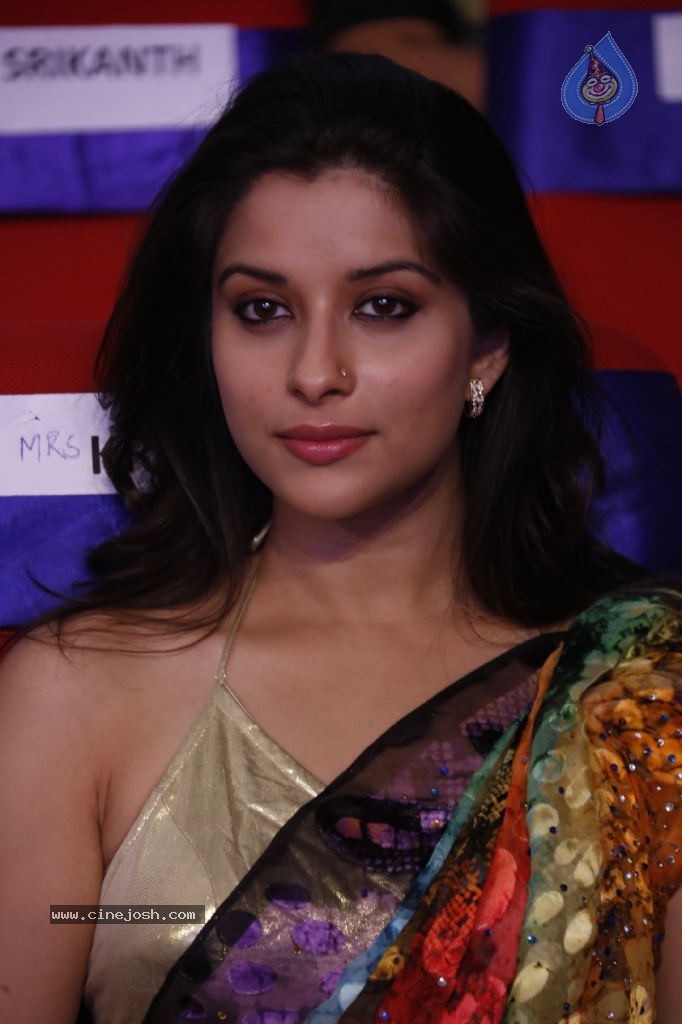 Madhurima Gallery - 32 / 35 photos