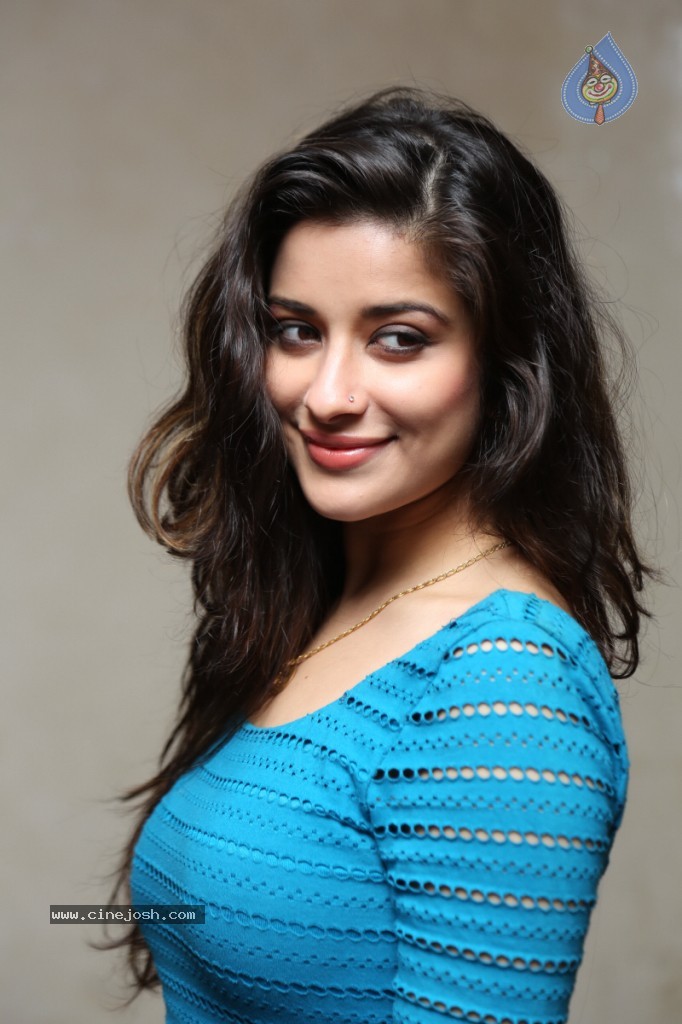 Madhurima Latest Photos - 32 / 48 photos