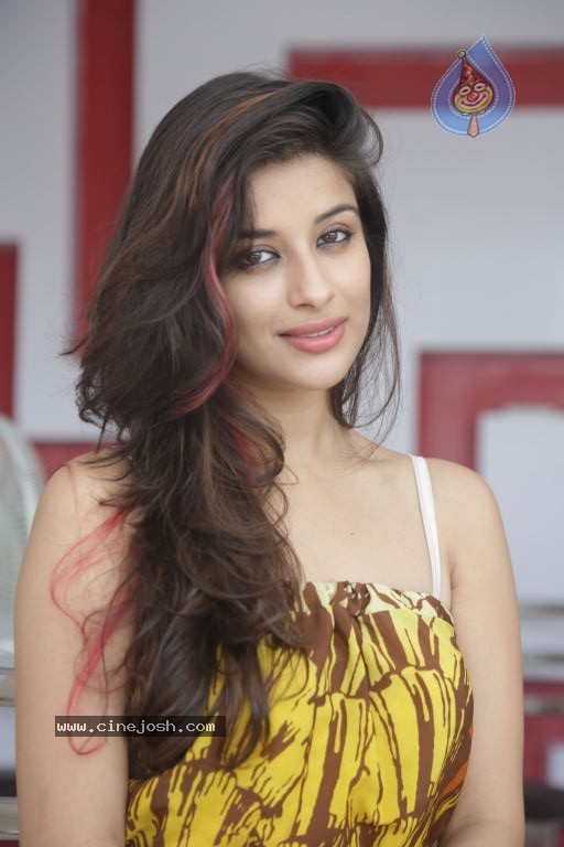 Madhurima Latest Stills - 27 / 84 photos