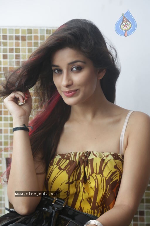 Madhurima Latest Stills - 29 / 84 photos