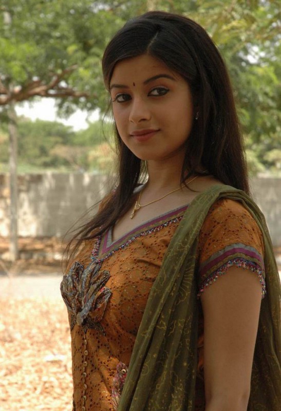 Madhurima New Gallery - 15 / 34 photos