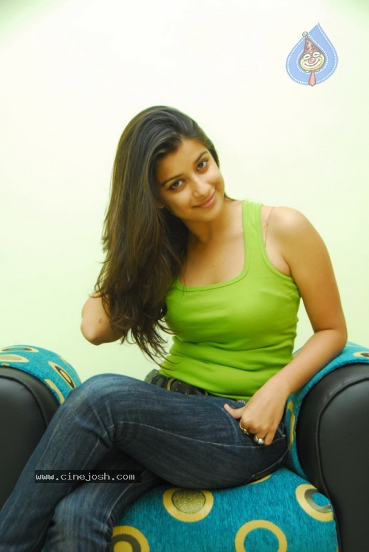 Madhurima New Stills - 17 / 170 photos